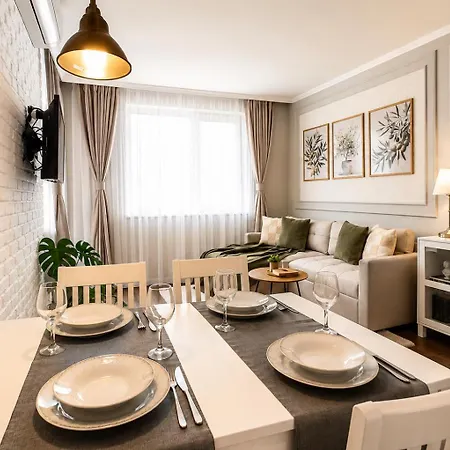 Апартамент Cozy & Elegant *